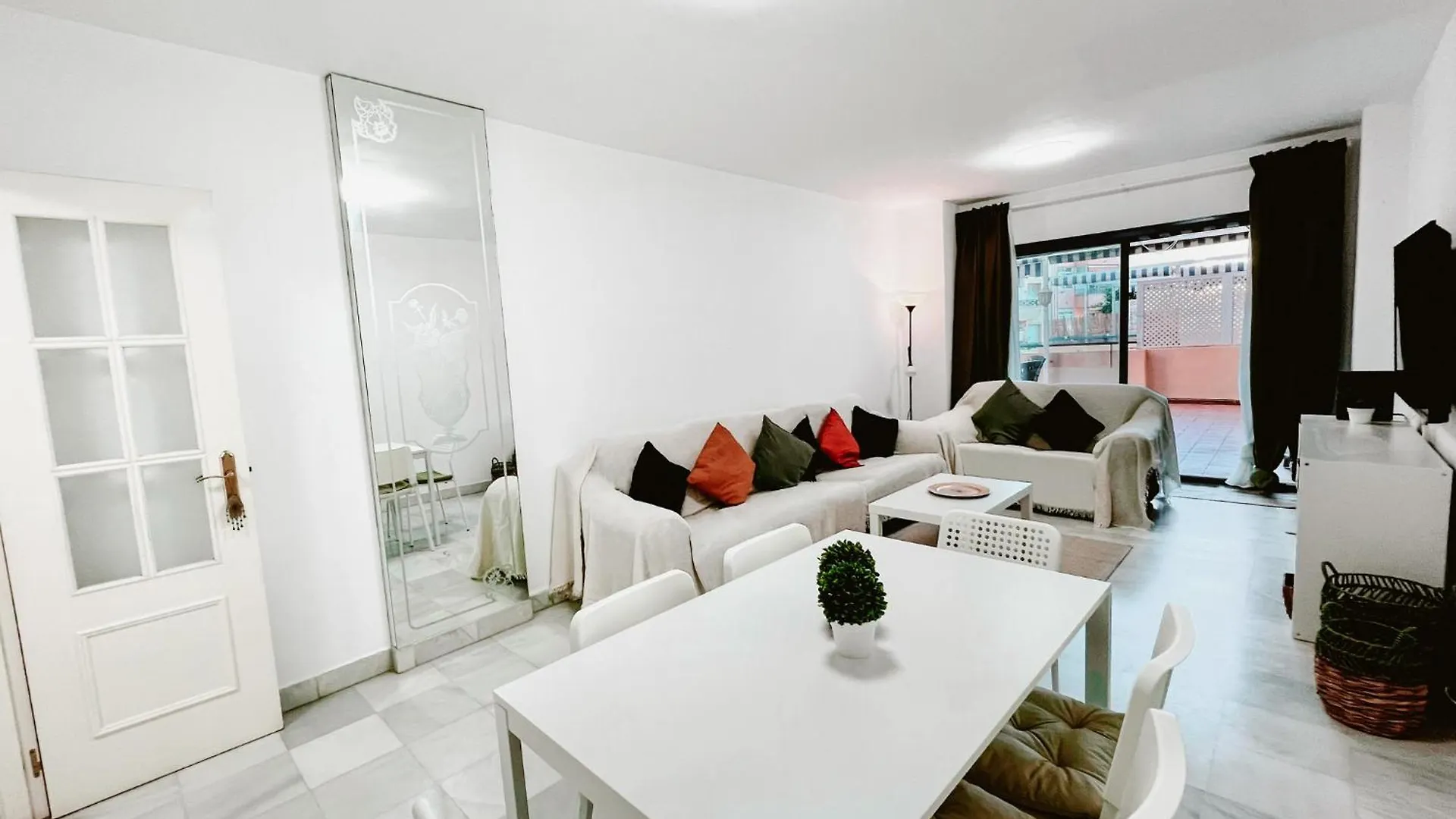 Apartamento 3 Dormitorios En Centro De Marbella Con Parking Privado